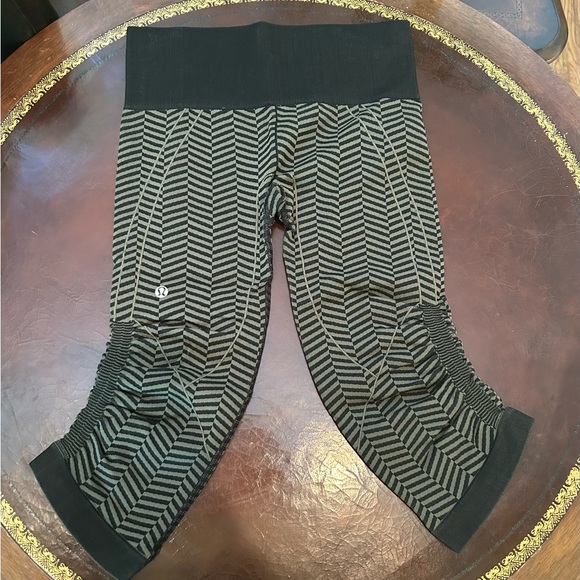 *SOLD* Lululemon In the Flow Crops - Picture 3 of 4